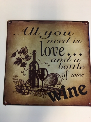 Mooi metalen schild met passende tekst: Love ...bottle of wine